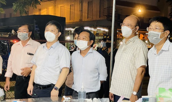 HCMC leader conducts unexpected inspections of Covid-19 prevention works ảnh 10