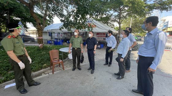 HCMC leader conducts unexpected inspections of Covid-19 prevention works ảnh 2
