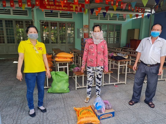 Charitable activities supporting needy people hit by pandemic held citywide ảnh 10