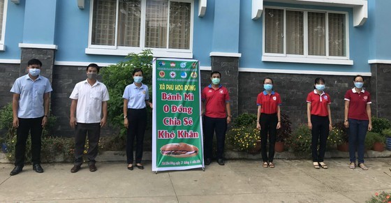 Charitable activities supporting needy people hit by pandemic held citywide ảnh 11