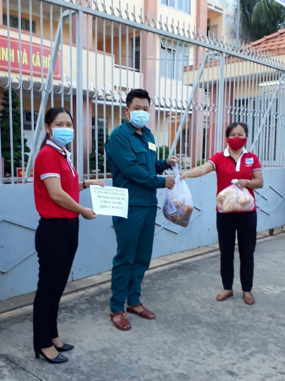 Charitable activities supporting needy people hit by pandemic held citywide ảnh 14