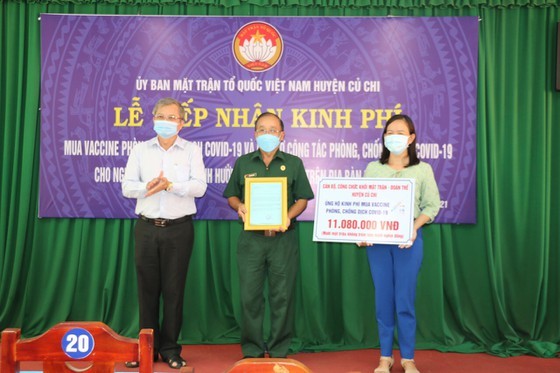 Charitable activities supporting needy people hit by pandemic held citywide ảnh 15