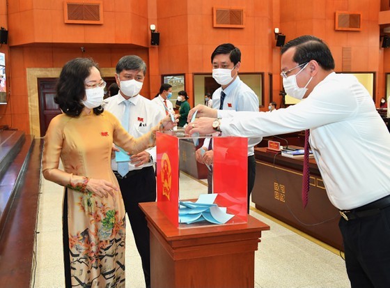 Top leaders of HCMC People's Council, People’s Committee re-elected ảnh 6