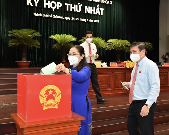 Top leaders of HCMC People's Council, People’s Committee re-elected ảnh 4