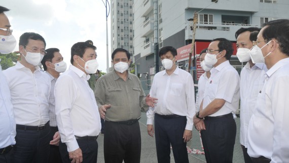 Prime Minister inspects Covid-19 prevention, control work in HCMC ảnh 1