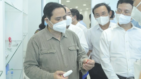 Prime Minister inspects Covid-19 prevention, control work in HCMC ảnh 2