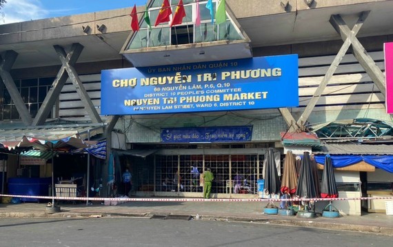 Nguyen Tri Phuong market blocked to sanitize due to Covid-19 ảnh 1