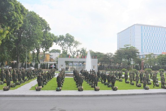 Military force begins campaign against Covid-19 in HCMC ảnh 4