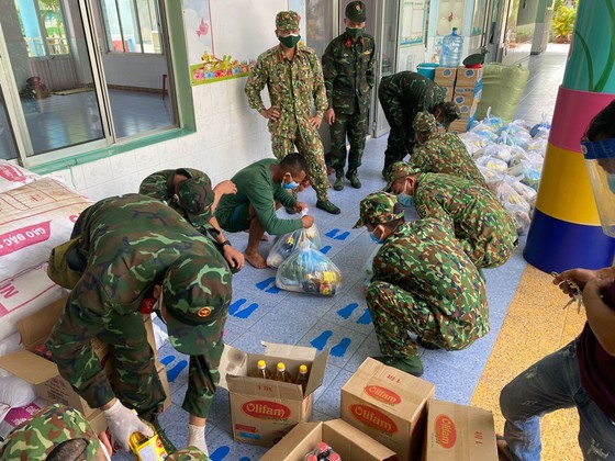 Troopers, public servants deliver groceries to people’s doorstep ảnh 1