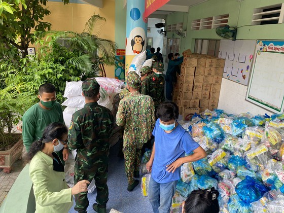 Troopers, public servants deliver groceries to people’s doorstep ảnh 3