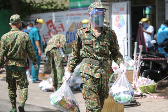 Troopers, public servants deliver groceries to people’s doorstep ảnh 6