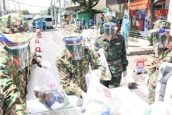 Troopers, public servants deliver groceries to people’s doorstep ảnh 7