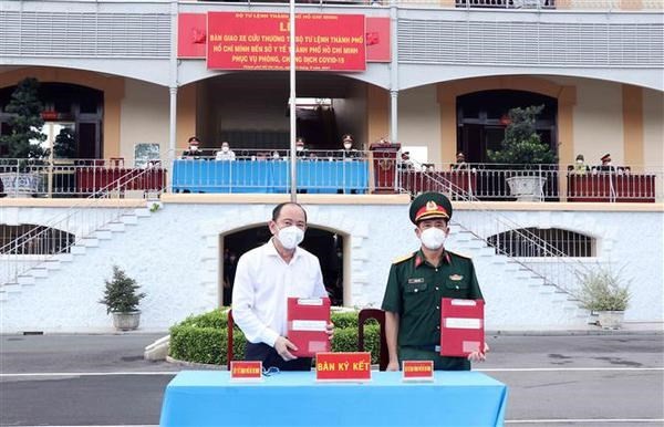 Defence ministry hands over 30 ambulances to support HCMC's Covid-19 fight ảnh 2