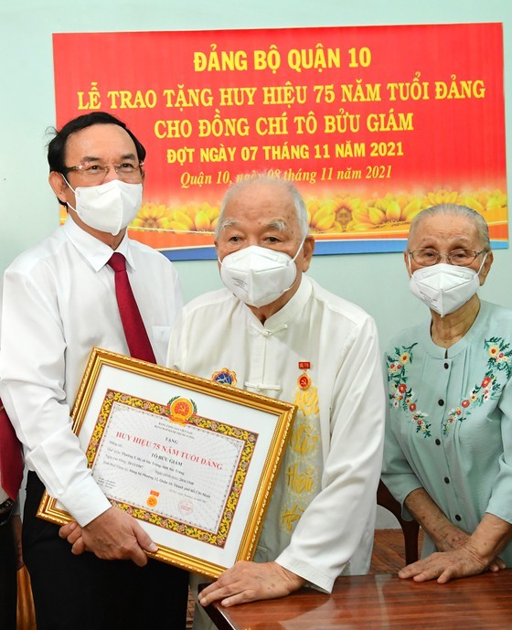 Veteran Party members presented 75-year Party membership badges ảnh 1