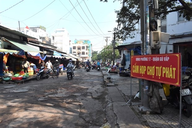 HCMC districts consider fixed areas for street vendors ảnh 1