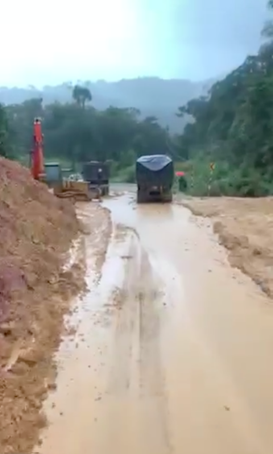 Landslide blocks National Highway 27C, separates Nha Trang, Da Lat ảnh 3