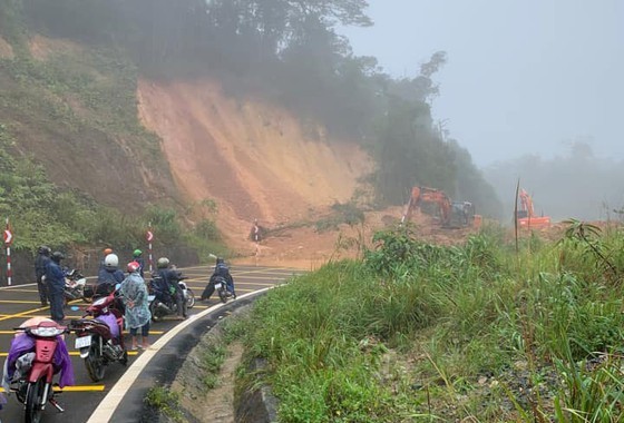 Landslide blocks National Highway 27C, separates Nha Trang, Da Lat ảnh 2