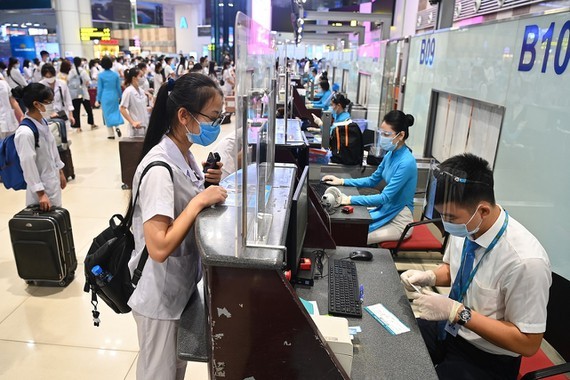 HCMC-Hanoi route sees an increase of 16 flights per day ảnh 1