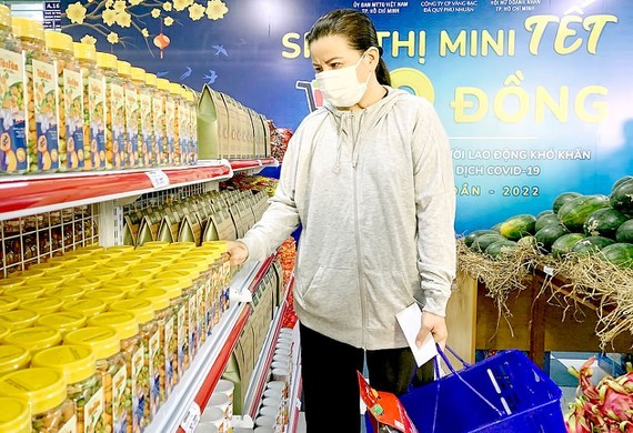 Zero-VND mini supermarkets bring happy Tet for the poor in HCMC ảnh 1