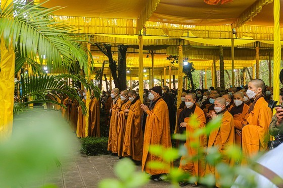 Buddhist monks, followers attend encoffining ceremony for late Zen Master ảnh 1