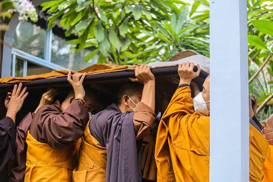 Buddhist monks, followers attend encoffining ceremony for late Zen Master ảnh 2