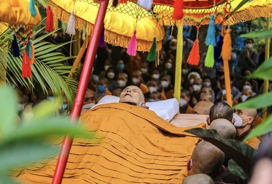 Buddhist monks, followers attend encoffining ceremony for late Zen Master ảnh 3