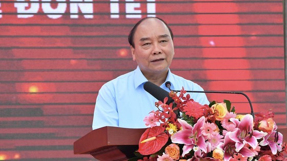Party, State, HCMC leaders extend Tet greetings to frontline forces,needy people ảnh 2