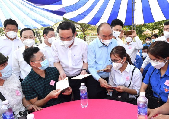 Party, State, HCMC leaders extend Tet greetings to frontline forces,needy people ảnh 3
