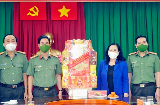 Party, State, HCMC leaders extend Tet greetings to frontline forces,needy people ảnh 7