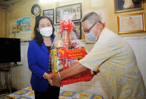 Party, State, HCMC leaders extend Tet greetings to frontline forces,needy people ảnh 9