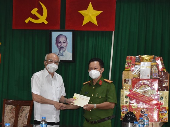 HCMC’s leaders pay Tet visits to the poor, frontline forces, businesses ảnh 5
