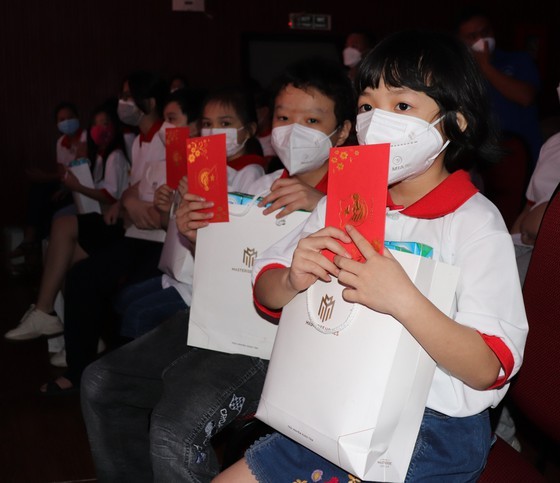 HCMC’s leaders extended Tet greetings to Catholics, disadvantaged children ảnh 4