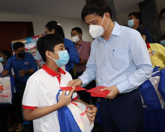 HCMC’s leaders extended Tet greetings to Catholics, disadvantaged children ảnh 5
