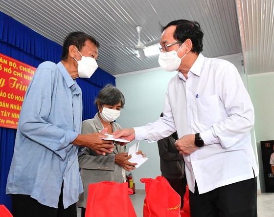 HCMC Party Chief offers Tet gifts to needy people in Tay Ninh ảnh 2