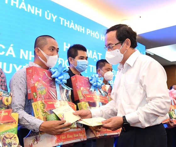 HCMC party leader pays tribute to volunteer drivers in fight against Covid-19 ảnh 5