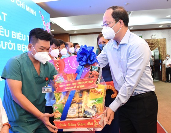 HCMC party leader pays tribute to volunteer drivers in fight against Covid-19 ảnh 7