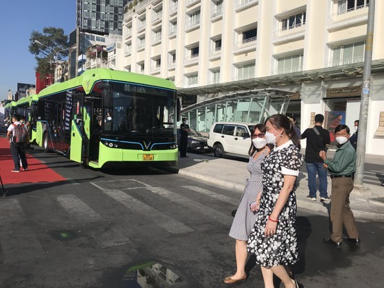 First smart electric bus launched in HCMC ảnh 2