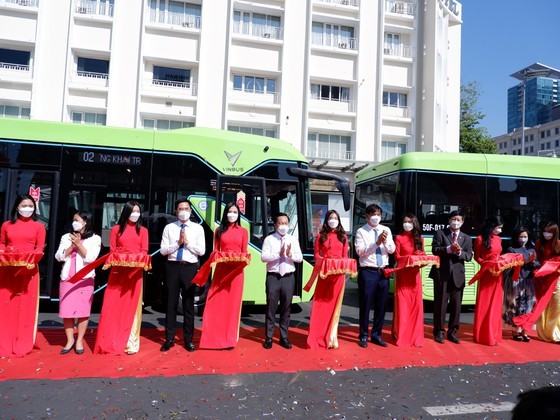 First smart electric bus launched in HCMC ảnh 1