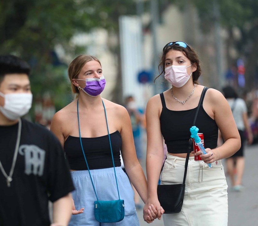 Hanoi welcomes first international tourists after pandemic hiatus ảnh 5