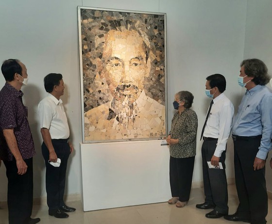 Fine arts exhibition promoting “Ho Chi Minh Cultural Space” opens ảnh 1