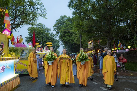 Grand ceremony marking Lord Buddha's 2566th birthday held in Hue ảnh 11
