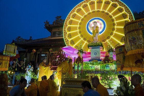 Grand ceremony marking Lord Buddha's 2566th birthday held in Hue ảnh 13