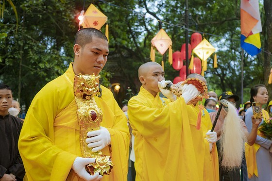Grand ceremony marking Lord Buddha’s 2566th birthday held in Hue ảnh 4
