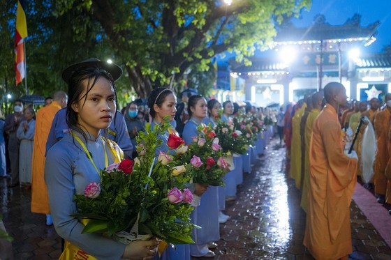 Grand ceremony marking Lord Buddha's 2566th birthday held in Hue ảnh 5