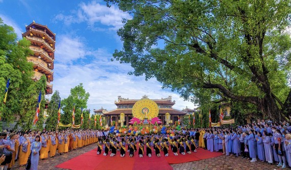 Grand ceremony marking Lord Buddha’s 2566th birthday held in Hue ảnh 1
