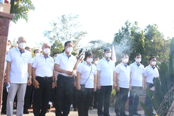 HCMC’s NA deputies pay tribute to heroic martyrs on Con Dao Islands ảnh 2