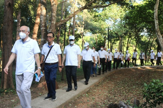 HCMC’s NA deputies pay tribute to heroic martyrs on Con Dao Islands ảnh 7