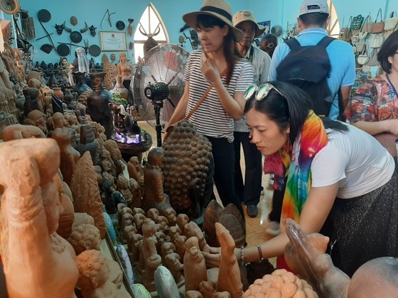 Ninh Thuan, Ha Giang promote tourism in HCMC ảnh 2