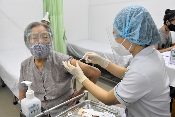 HCMC plans to provide fourth Covid-19 vaccine dose ảnh 1