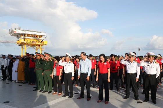 HCMC’s delegation concludes visit to Truong Sa archipelago, DK1 platform ảnh 14